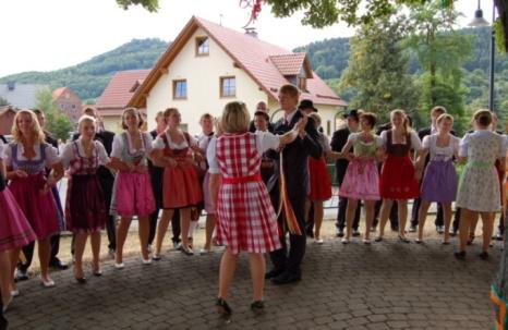 Kirmesjugend beim traditionellen „Lindentanz“